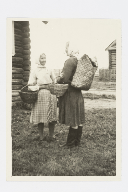 Seenele minejad, seljas märss, "kašali", käes korv, "burak". Vehrutšei k