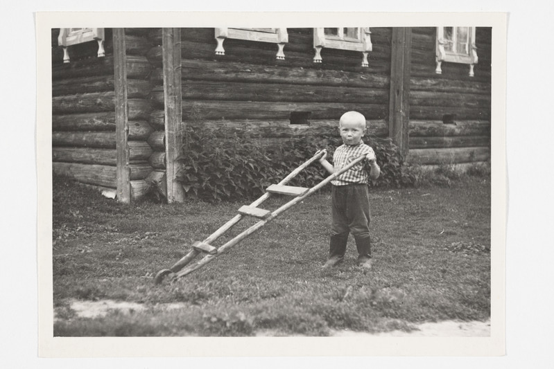 Serjoža Remilov (6) mängukäruga. Uljanihha k