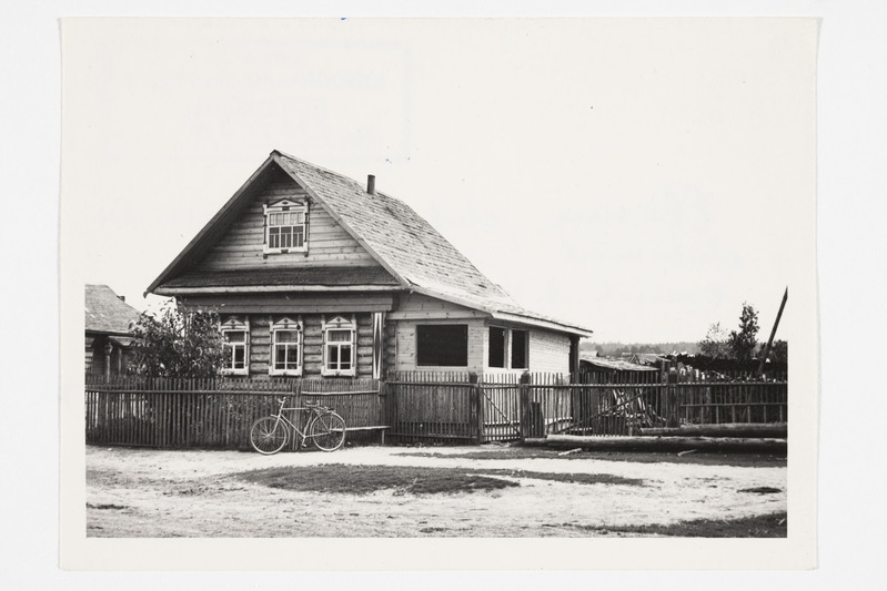 Elamu (eh. 1958), veranda ehitamisel, omanik A. V. Kljukuškin. Tšurilkovo k