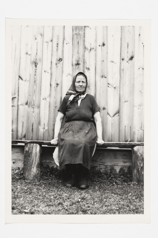 A. F. Ratnikova (55) igapäevases riietuses. Tšurilkovo k