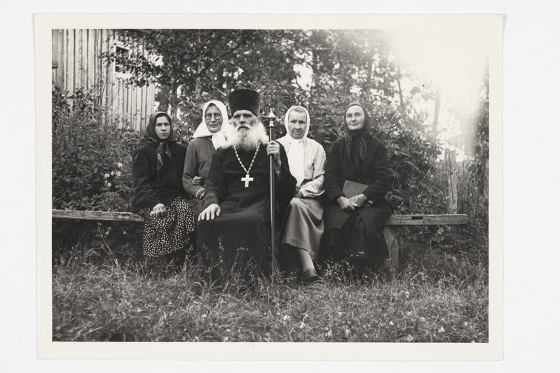 Tšamerovo kiriku papp Mihhail Sergejevitš Damilovtsev koos abilistega