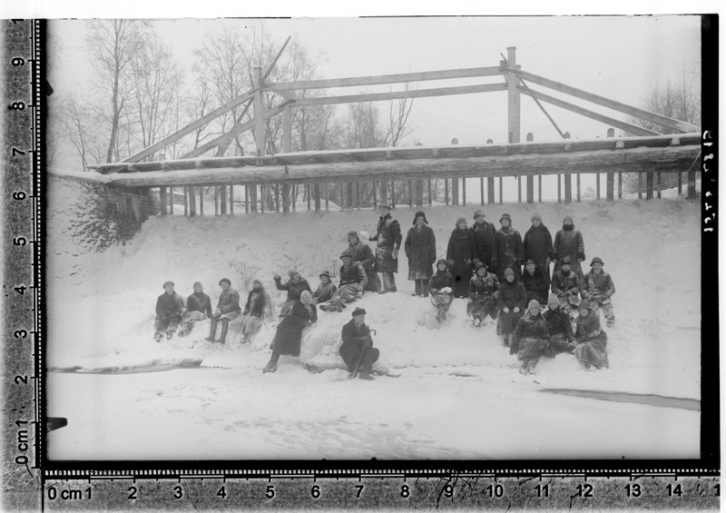 Virumaa Rahvaülikooli õpilased talverõõme nautimas (silla taustal)