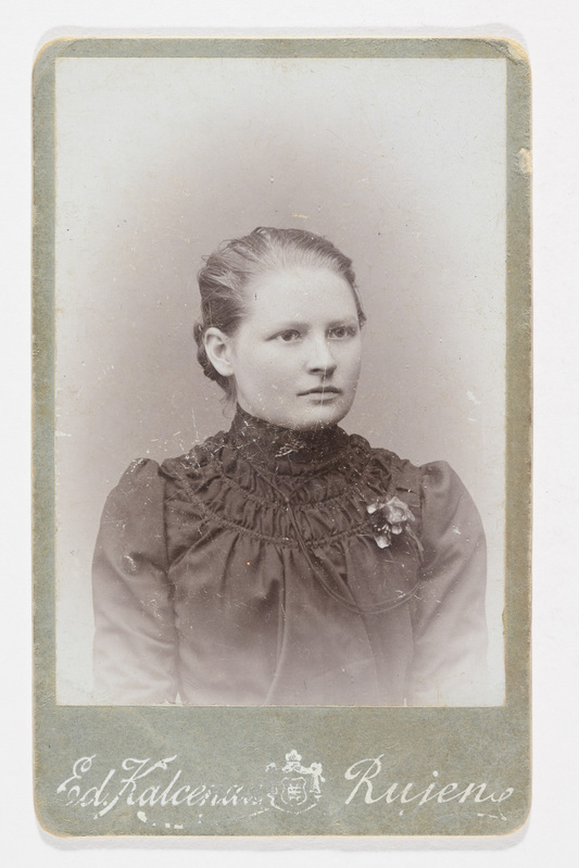 Naise rõivastus 1910. aastal - fotol Marie Naaris