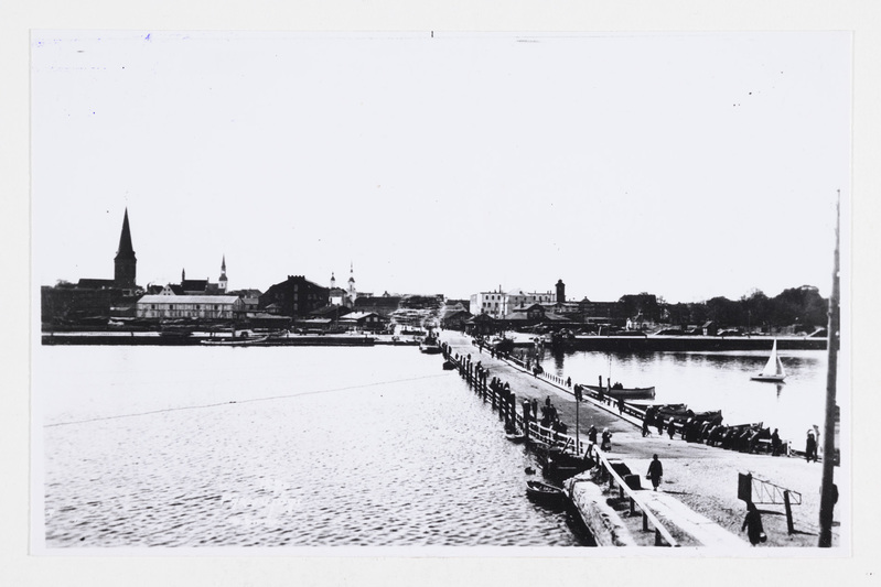 Pärnu sild, tagaplaanil linn (foto 1920. aastast)