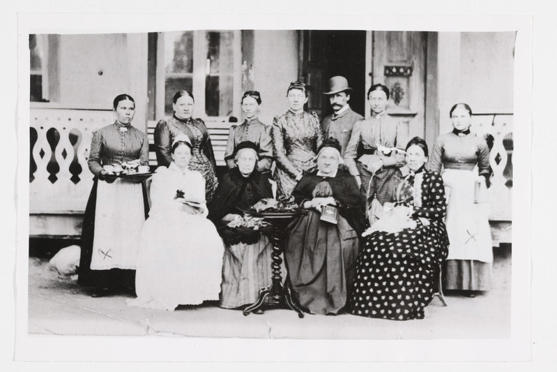 Mõisasaksad ja külalised Kuusna mõisa rõdu ees 1889. a.