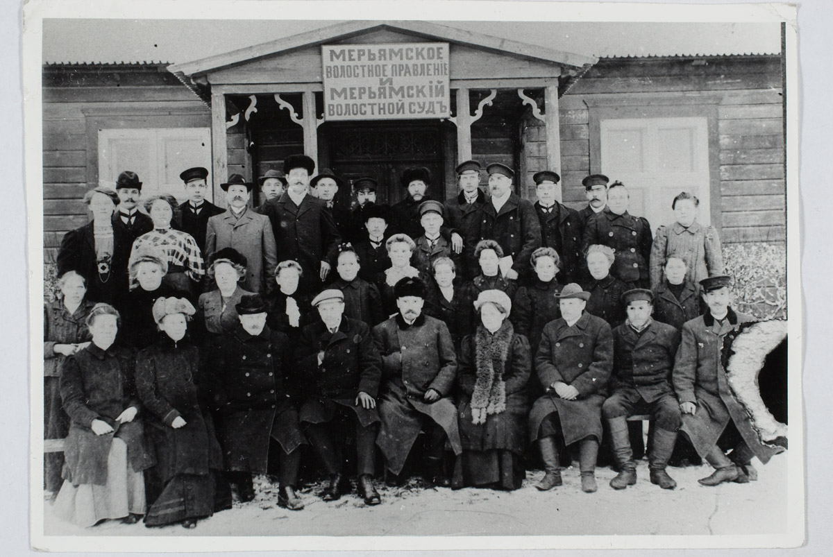 Märjamaa Põllumeeste Seltsi liikmed vallamaja ees umbes 1910. aastal