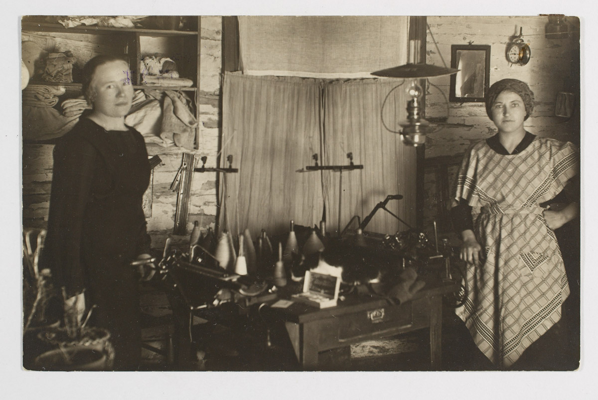 Kuduja Anna Org (paremal) oma töötoas Mustlas 1923. aastal õpilase Anna Lipuga (luuletaja Aug. Renniti õde)