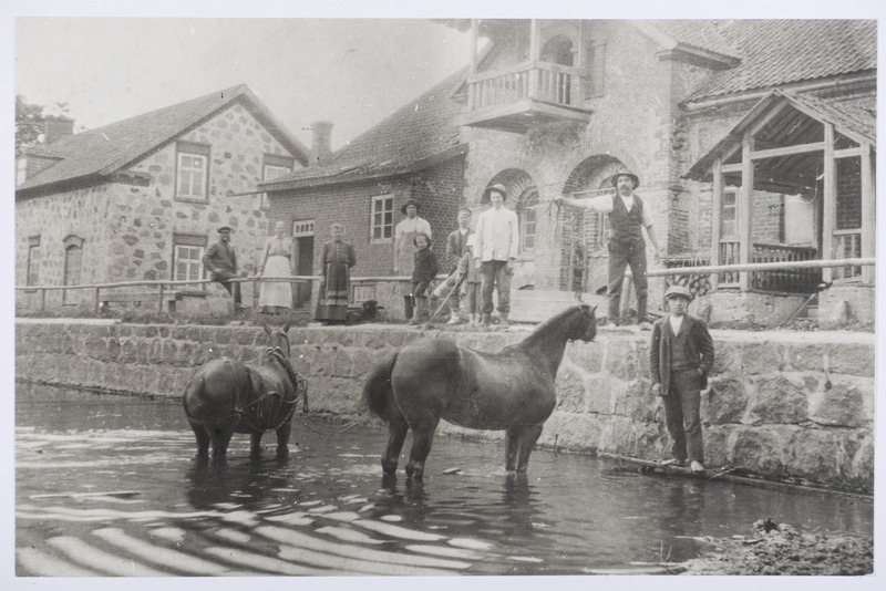 Veskilised Uue-Kariste veskis, umbes 1910.