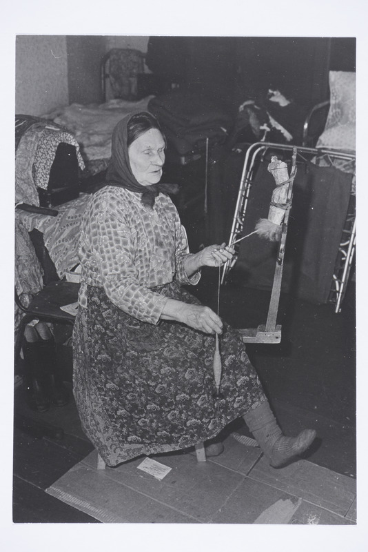 Praskovja Petrovna Zahharova kedervarrega ketramas (koonlalaud - "kuzel", kedervars - "narl", Avzino dialekt).