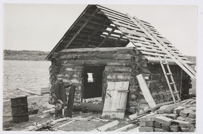 Puusepp Ivan Andrejevitð Gerassimov sauna ehitamas.