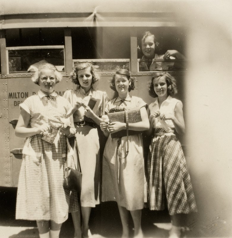 Eesti tüdrukud koolibussi ees. Buss viis Bridgetoni High School'i, u 1959.