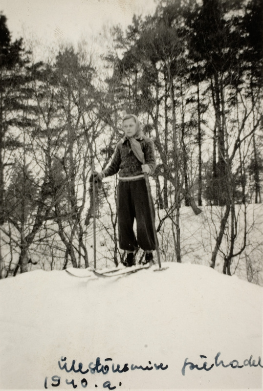 Karin Isak suustamas Pärnu lähedal, 1940. aasta.
