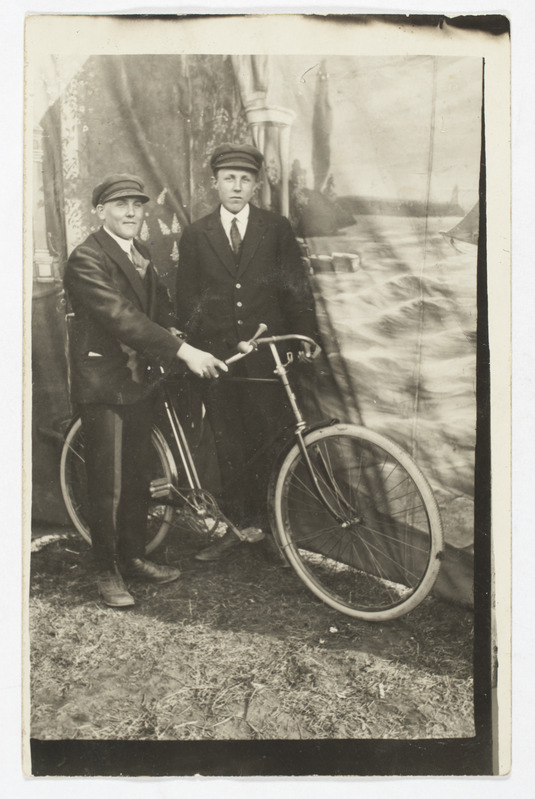 Perepoeg Paul Hargel ja sugulane (jalgrattal) Lelle laadal umbes 1930.-1932. aastal