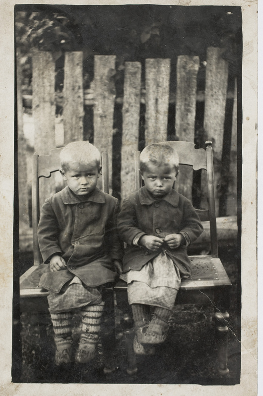 Kaksikud Otto ja Eeri Uusnurm (sünd. 1926) 1929. või 1930. aastal
