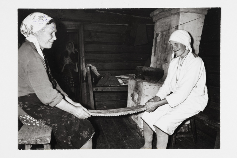 Olga Vassili tütar Ðovdina (sünd. 1926) ja Maria Jegori tütar Kuznetova (1926) demonstreerivad tööd vanutuskurikaga (B 149:27).