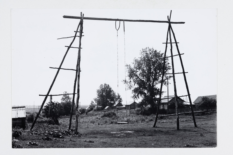 Kiik, püstitatud 1984. aasta lihavõtteks. Valmistasid Viktor ja Stepan Kanaikin.