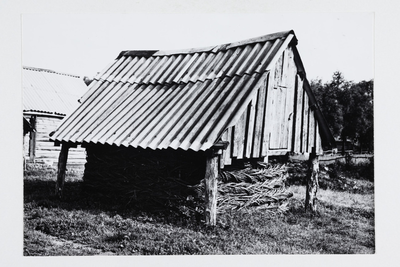 Maapealne kelder "poharjam", ehitanud 1982. aastal Grigori Vassili poeg Rodkin.