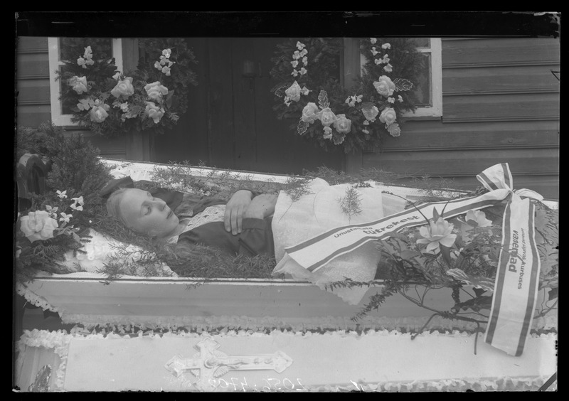 Alice Tilga (1914-1930) matused 1930. aastal. Avatud kirst.