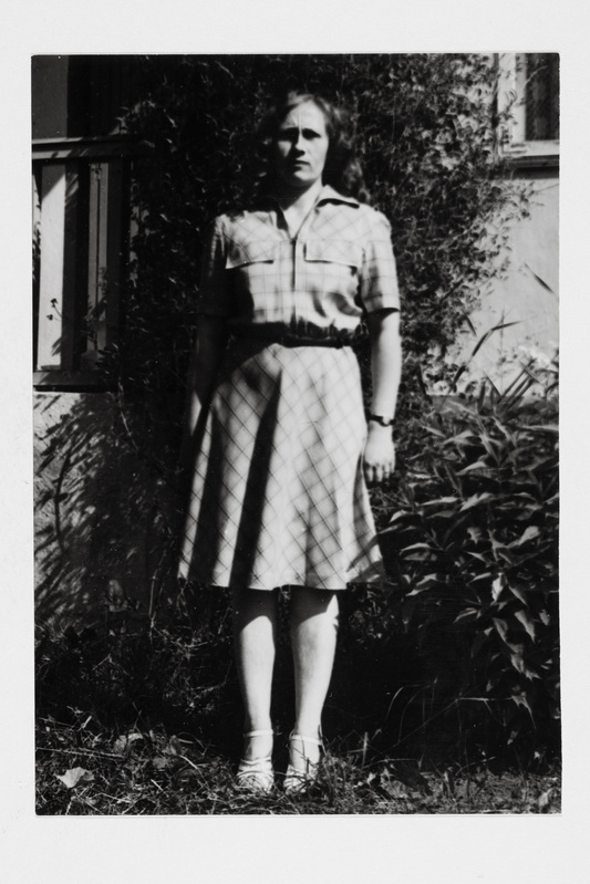 Miia Lummo (sünd. 1951) 1983. aastal ema Erna Kuldpere õmmeldud suvekleidis.