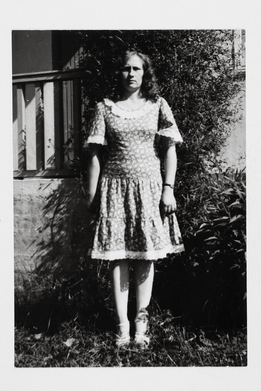 Miia Lummo (sünd. 1951) suvekleidis, mille õmbles 1983. aastal ema Erna Kuldpere (sünd. 1920).
