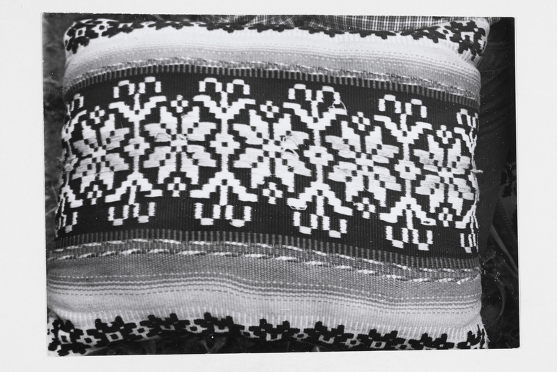 Diivanipadi (0,45x0,70 m), katte kudus telgedel Selma Puurmaa (sünd. 1903-1981) 1920. aastatel.