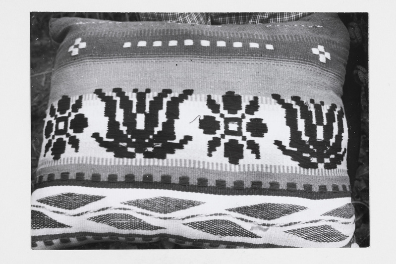 Diivanipadi (0,45-0,70 m), katte kudus telgedel Selma Puurmaa (1903-1981) 1920. aastatel.
