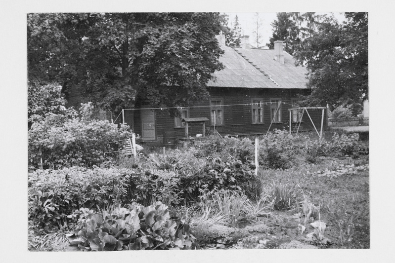 Endine koolimaja (ehitatud 1906) tagantvaates, praegu kasutatakse elamuna.