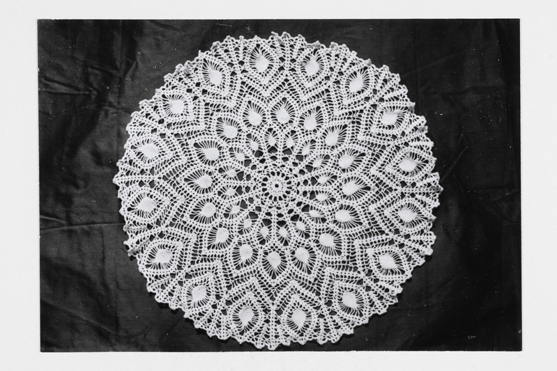 Heegellina (läbimõõt 0,52 m). Tegi nr. 10 niidist Agnes Tõldsepp (sünd. 1930) 1982. aastal.