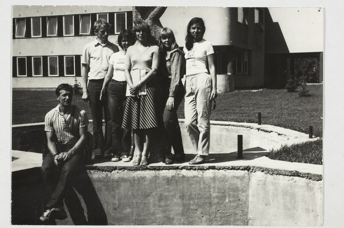 EM-i välitöölisi Aravete külas: vasakult Heiki Pärdi, Uno Ojala, Reet Piiri, Ene Alttoa, Virve Tuubel, Eva Laidre.