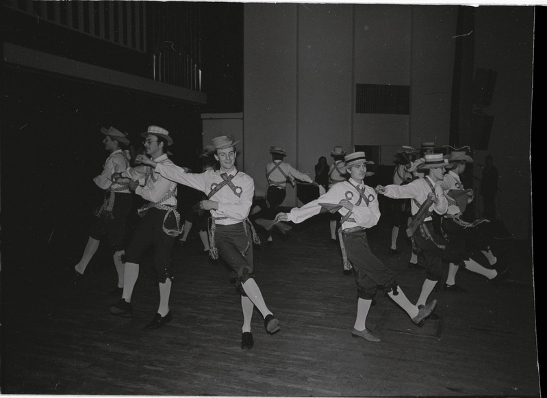 Tartu II Keskkooli XI klassi tantsurühm "Vanemuise" kontserdisaalis 10. II 1983. aastal