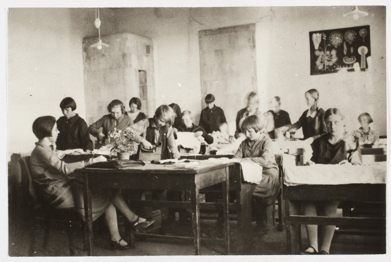 Jõgeva 6-klassilise Algkooli VI klassi käsitöötund 1930. aastal õpetaja Ida Pärlini juhendamisel.