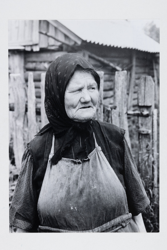 V. K. Sulgina oma maja väravas.