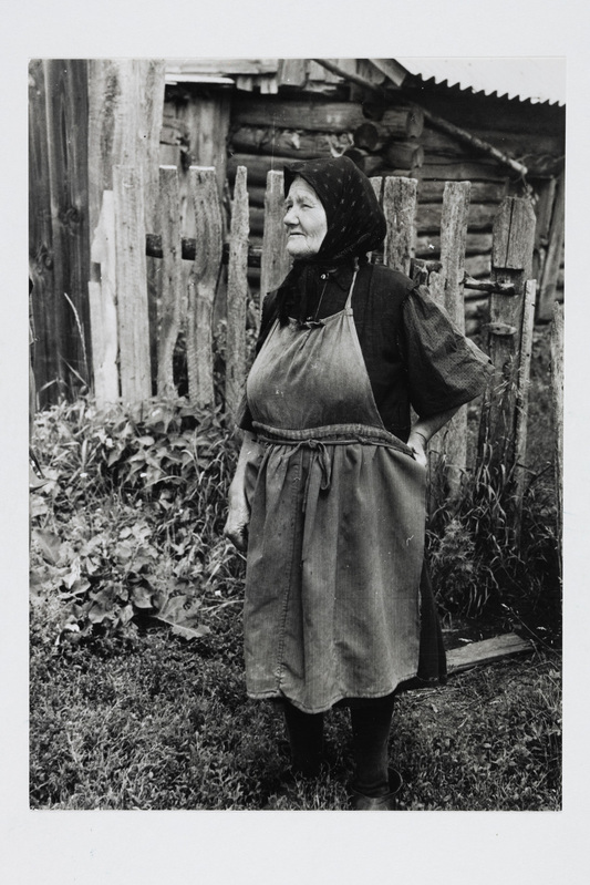 Vassilissa Konstantinova Sulgina (sünd. 1913) oma maja väravas.