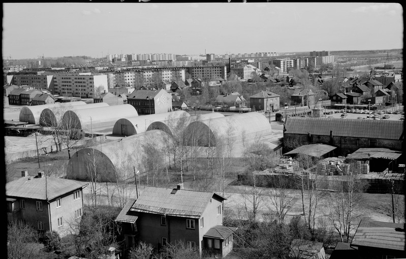 Tartu, Ülejõe kaarhallid TRÜ ühiselamute juurest.