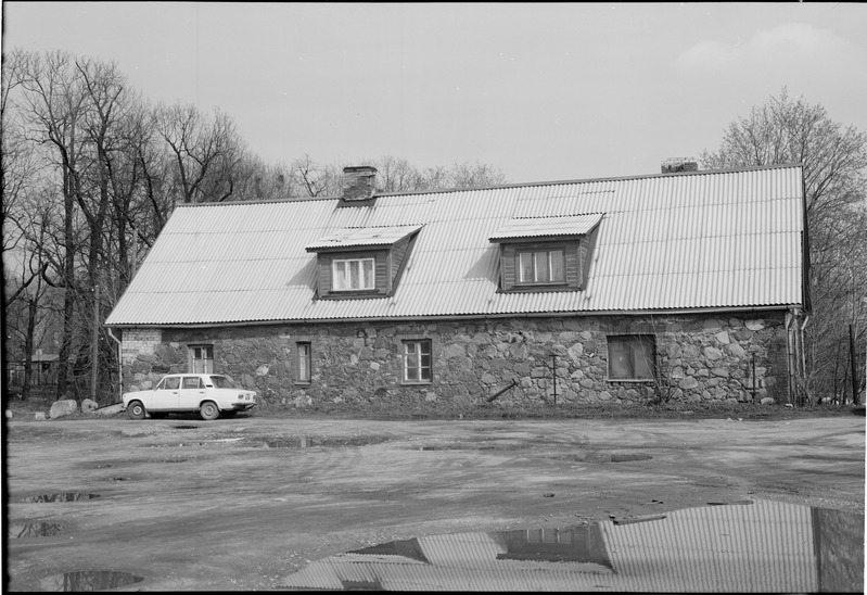 Tartu, Ropkamõisa 14. Endise Ropka mõisa kõrvalhoone.