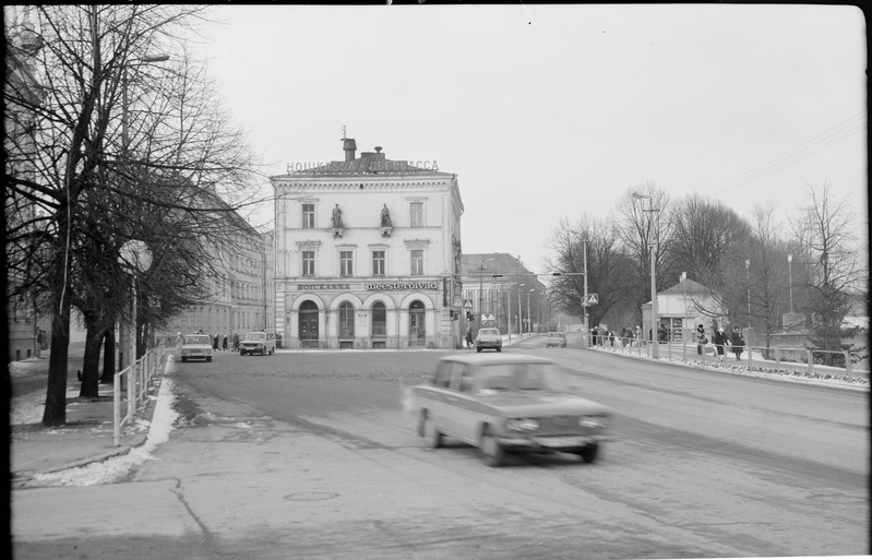 Tartu, Oktoobri puiestee jalakäijate silla juures.