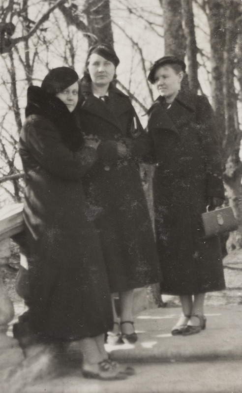 Hädaabitöölisi ERM-is 1935. aasta talvel. Pildistatud Raadi pargis. Vasakult: Hilja Sild, Pauline Lepik ja L. Lille.