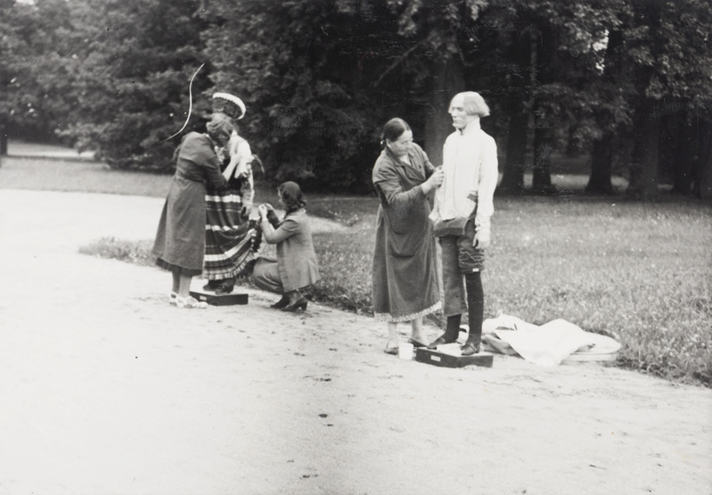 Rahvarõivaste tuulutamine Raadil lossiesisel platsil. Vasakult: H. Sild, H. Üprus, R. Marja.