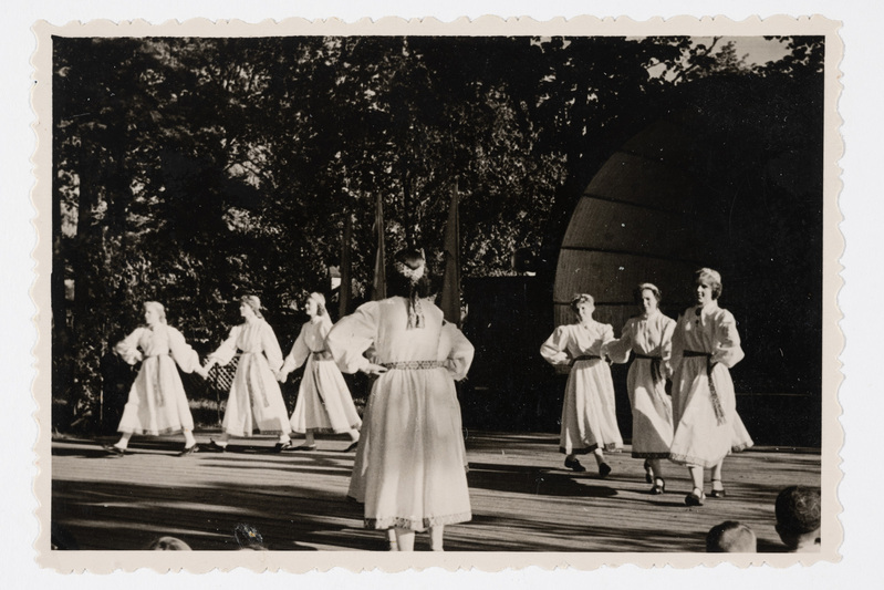 Sindi naisrahvatantsurühm 1958. aastal esinemas
