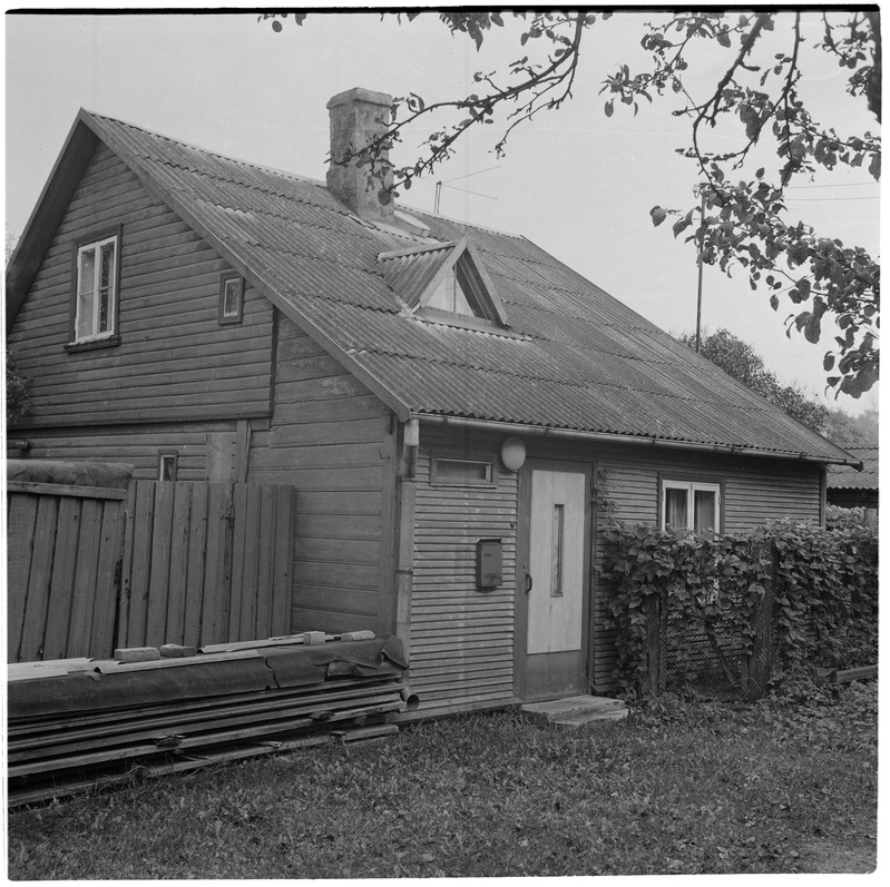 Tartu, Kalmistu 5, ehitatud umbes 1900. aastal. Hoovipoolne maja. Majas elab usklikest abielupaar, kes kellegagi läbi ei käi.