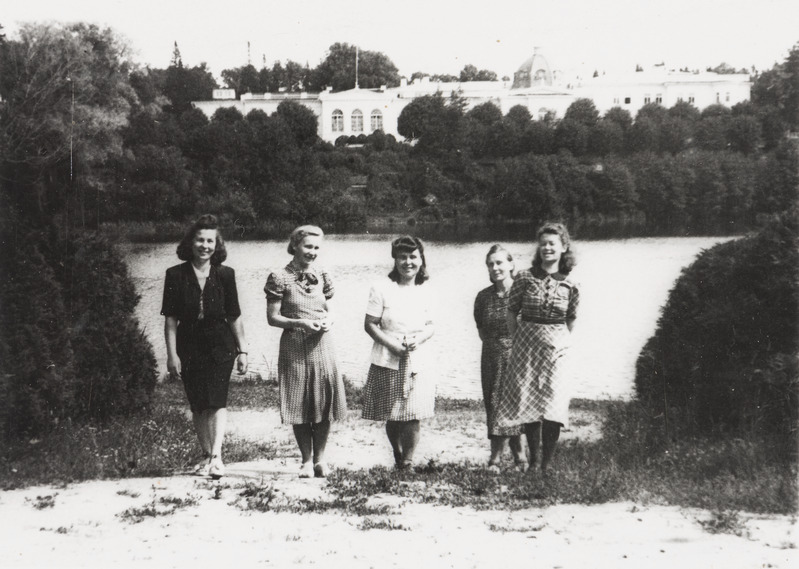 Eesti Rahva Muuseumi töötajaid. Pildistatud Raadil 1942. ja 1943. aasta suvel.