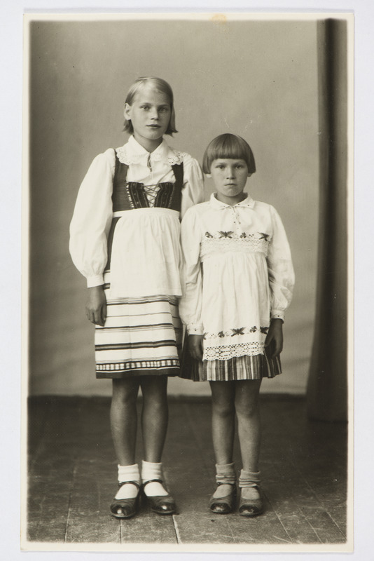 Helene Ausentork (Kallas; snd 1927. a) ja tema õde Erna Ausentork (snd 1930. a), talutütred Väike-Maarjast