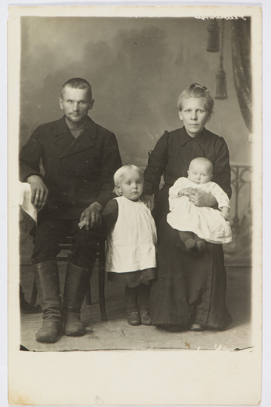 Peebustor, Aleksander ja Anna lastega Aabramist Narakal umbes 1915.-1916. aastal