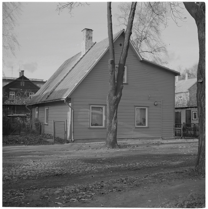Tartu, Risti 12, ehitatud umbes 1880. aastal. Ümber ehitatud peale sõda.