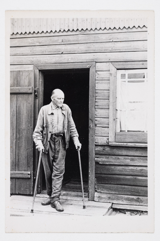 Levi küla Saksale talu peremees oma elamu uksel