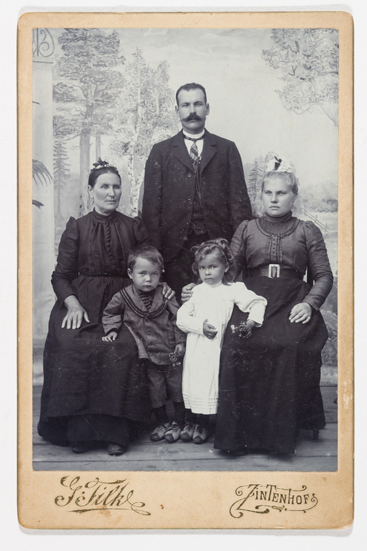 Perekonnapilt XIX ja XX sajandi vahetuselt