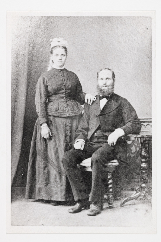 Perekonnapilt enne 1875. a. Anna ja Anton Tamm