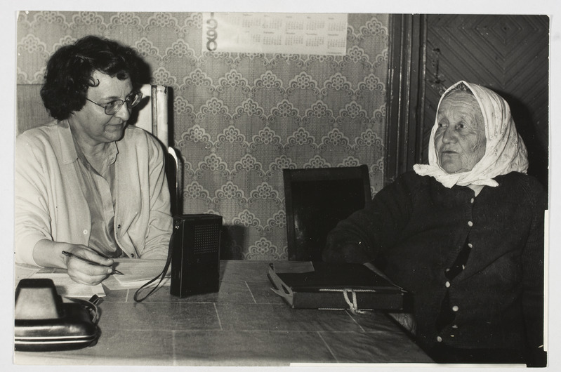 Soome etnograaf Aira Kuronen küsitlemas Jevdokia Fjodorovat.