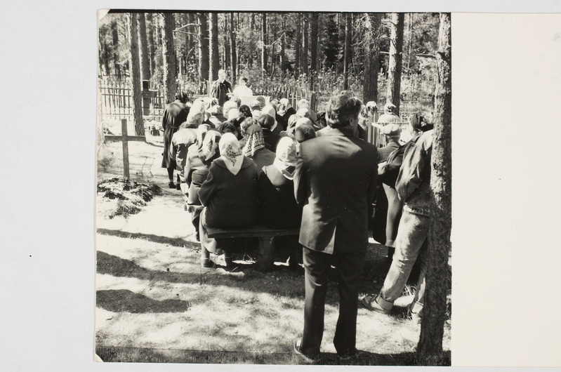 Jumalateenistus Konnovo küla lähedasel kalmistul.