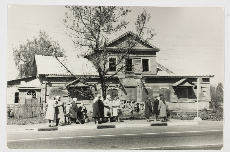 Kirikulised bussi ootamas.